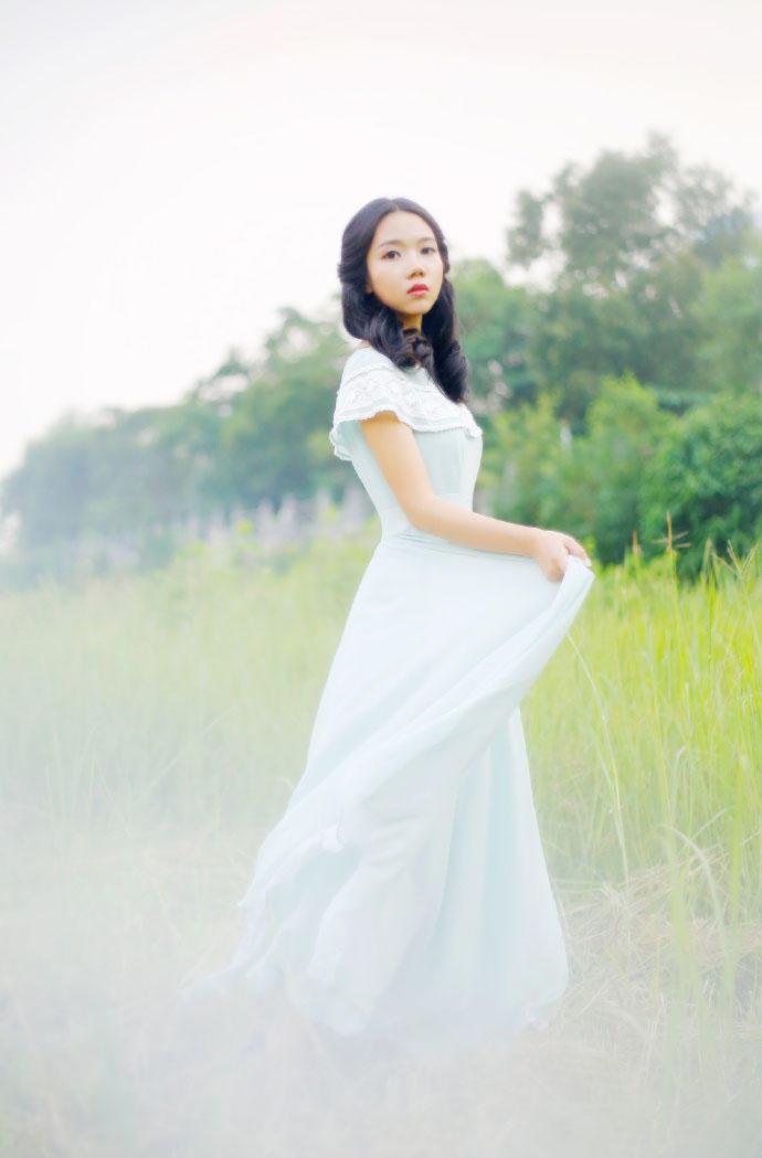 田野里的高贵少女